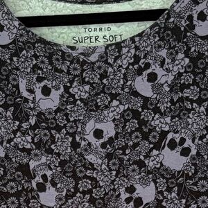 Torrid Super Soft Skull Floral Top Size 2 Lace Shoulder Short Sleeve Goth Boho